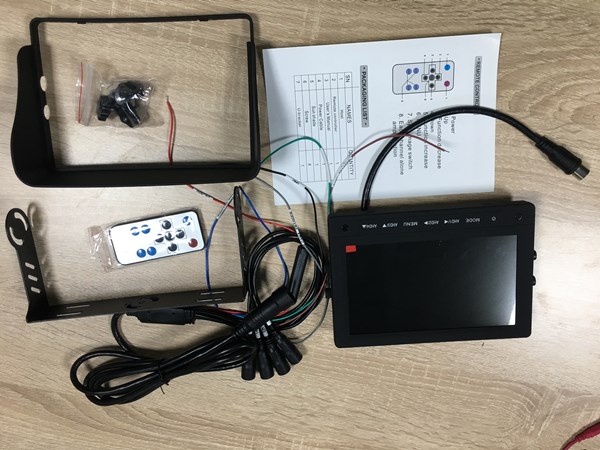 7-palčni quad monitor s shemo 141